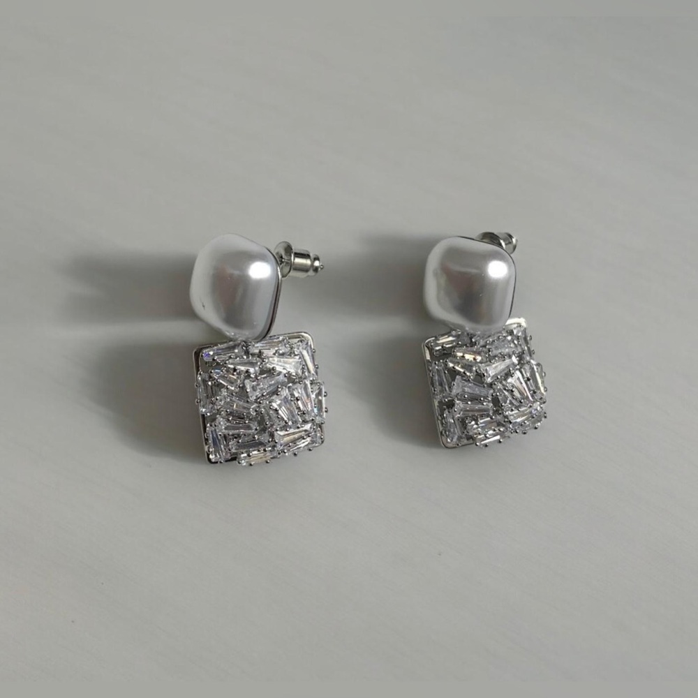 Pearl and Stone earring